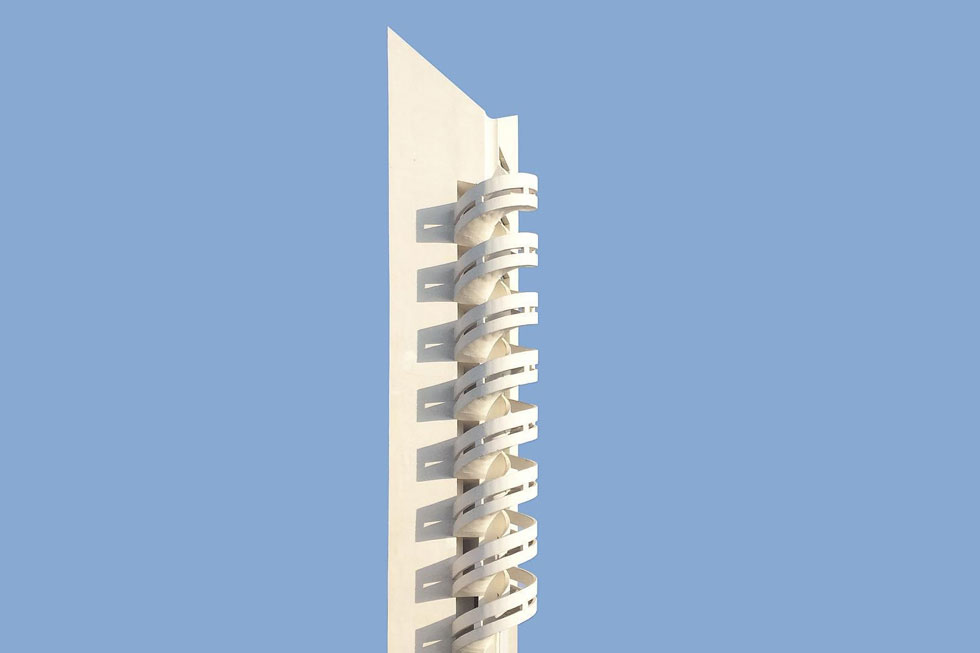 המגדל של תחנת כיבוי האש בתל אביב מדגים יכולת להפוך מבנה שימושי ופשוט לנקודת ציון בעיר (צילום: Nestor Cerami)