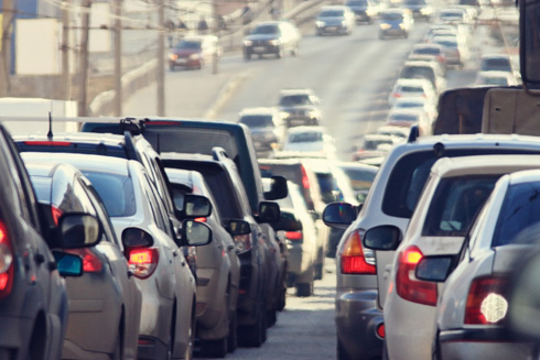 נהיגה איטית בעיר או בפקק מקשה על הרכב (צילום: Shutterstock)