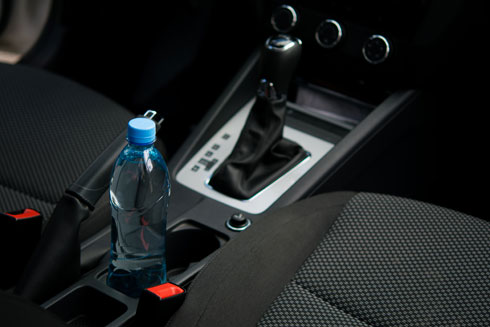 לא אוחזים בבקבוק המים בזמן הנסיעה, אלא שומרים אותו בצד (צילום: Shutterstock)