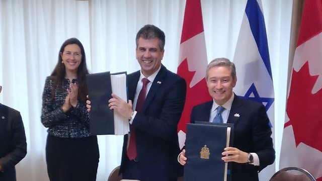 Cohen and Champagne sign updated Israel-Canda trade agreement
