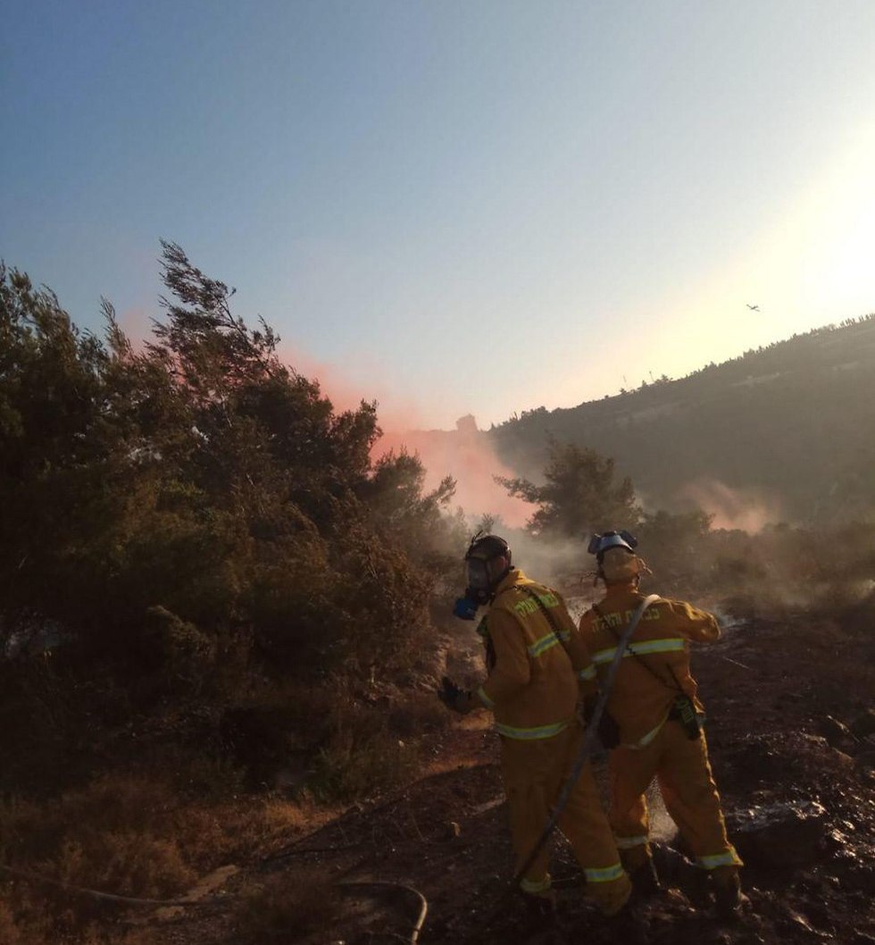השריפה בואדי בליפתא (צילום: דוברות כבאות והצלה, מחוז י-ם)