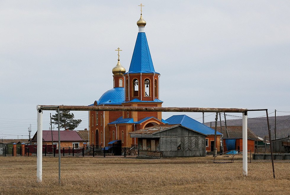 שער ב כפר הסיבירי טיולקובו אזור קרסנוירסק ב רוסיה (צילום: רויטרס)