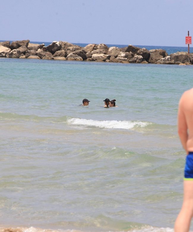 "הבחורה עם השיער הכתום והכובע השחור, תצאי מהמים" (צילום: מוטי לבטון) "הבחורה עם השיער הכתום והכובע השחור, תצאי מהמים" (צילום: מוטי לבטון)