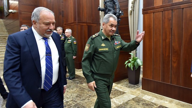 Defense Minister Lieberman (L) and his Russian counterpart Shoygu. Despite Lieberman's presence in Moscow, PM Netanyahu spoke directly with President Putin on Iran's entrenchment in Syria (Photo: Defense Ministry)