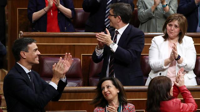 מריאנו ראחוי ראש הממשלה ה ספרדי ספרד הודח הדחה הצבעת אי אמון ב פרלמנט ב מדריד דיון פרשת שחיתות (צילום: רויטרס)