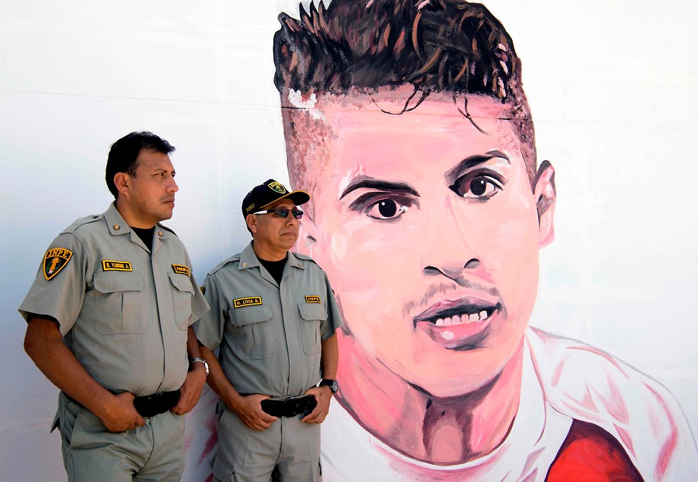 שוטרים ליד ציור קיר של גררו (צילום: EPA)