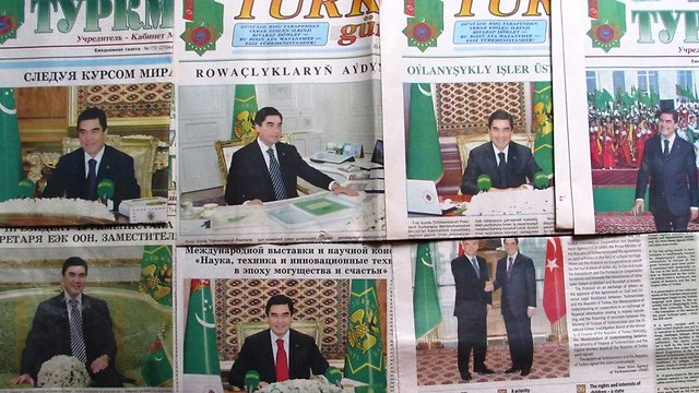 נשיא טורקמינסטן גורבנגולי ברדימוחמדוב על גבי עיתונים ()