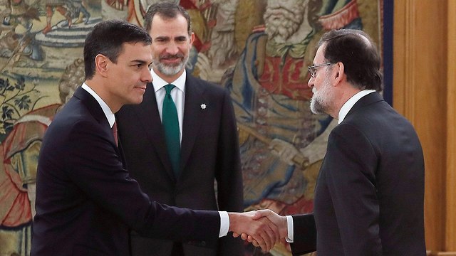 ספרד פדרו סנצ'ס פדרו סנצ'ז ראש ממשלה חדש ליד המודח מריאנו ראחוי (צילום: AFP)
