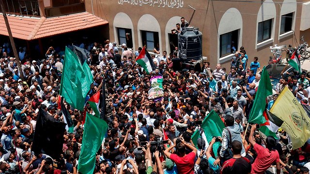 הלוויתה של הפלסטינית רזאן אל נג'אר (צילום: AFP)
