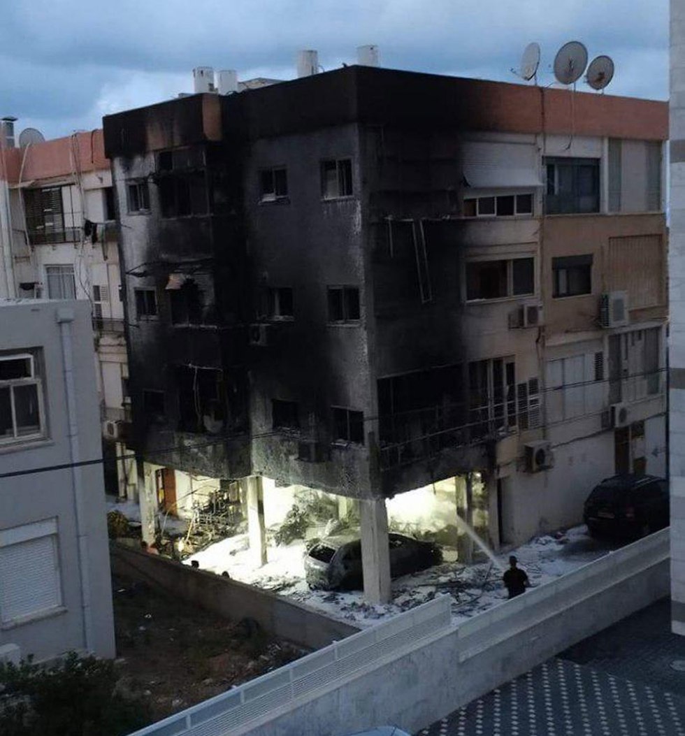 הבניין שניזוק מהשריפה בחנייה (צילום: דוברות המשטרה)