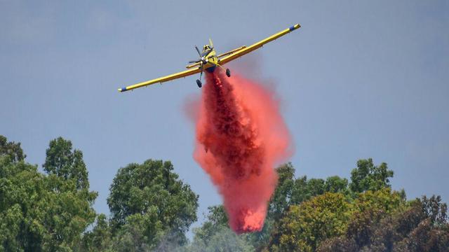 Firefighting planes assisting to put out fire in Karmiya Reserve (Photo: Amnon Ziv)