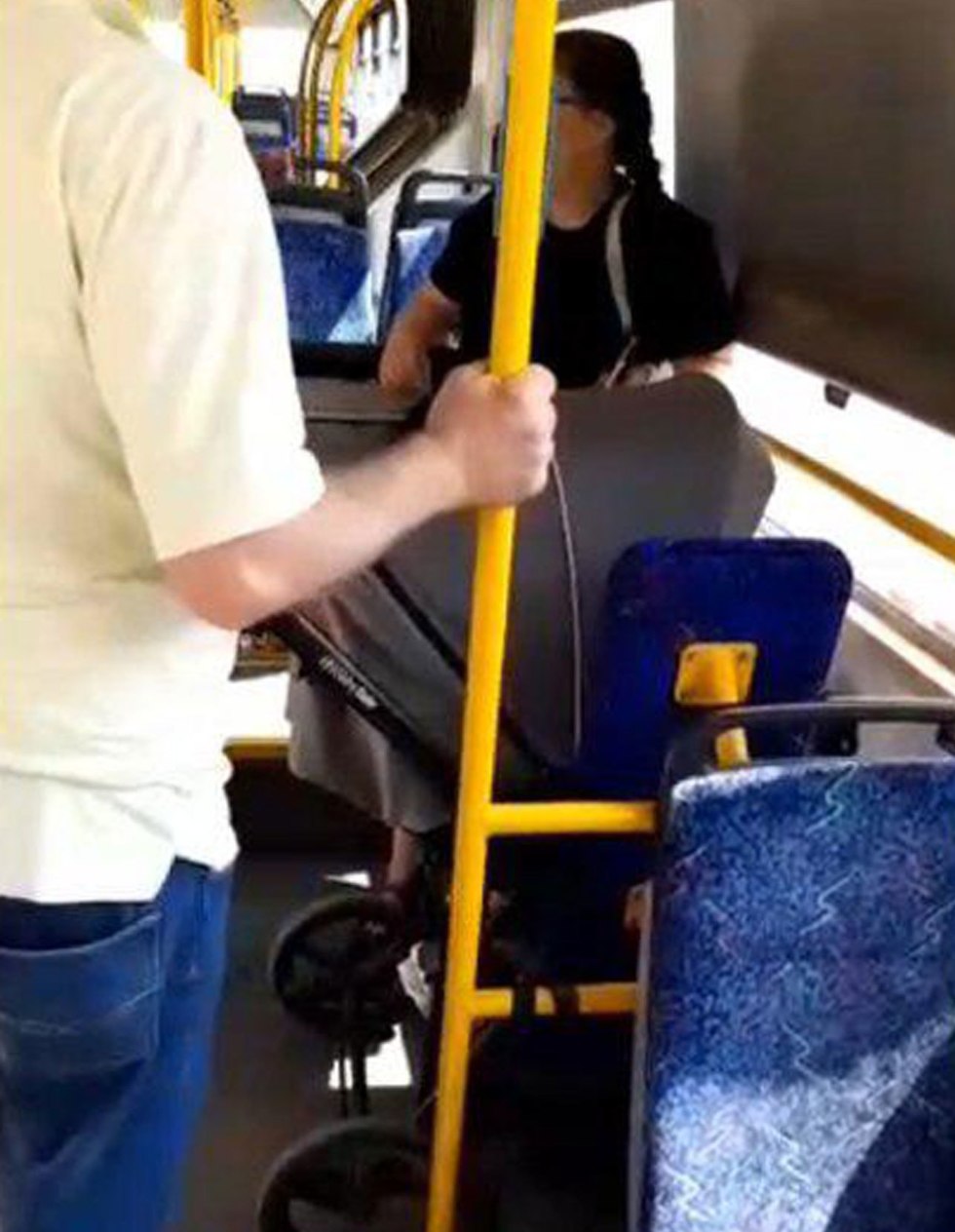 תינוק נשכח באוטובוס בירושלים ()