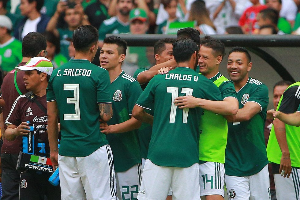 נבחרת מקסיקו חוגגת (צילום: AFP)