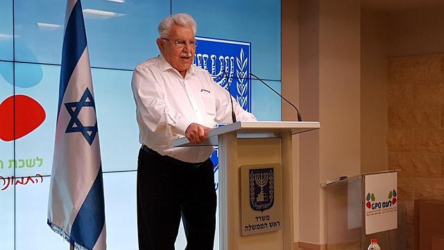 Former Minister Moshe Nissim presents committee's recommendations (Photo: Eli Mandelbaum)