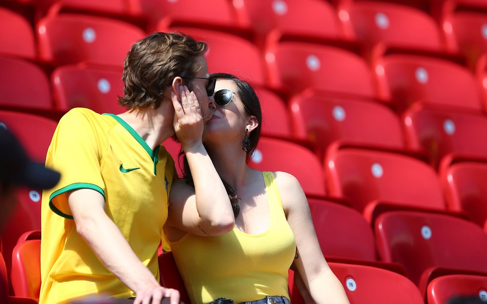 אוהדי ברזיל מתנשקים באצטדיון אנפילד (צילום: AP)