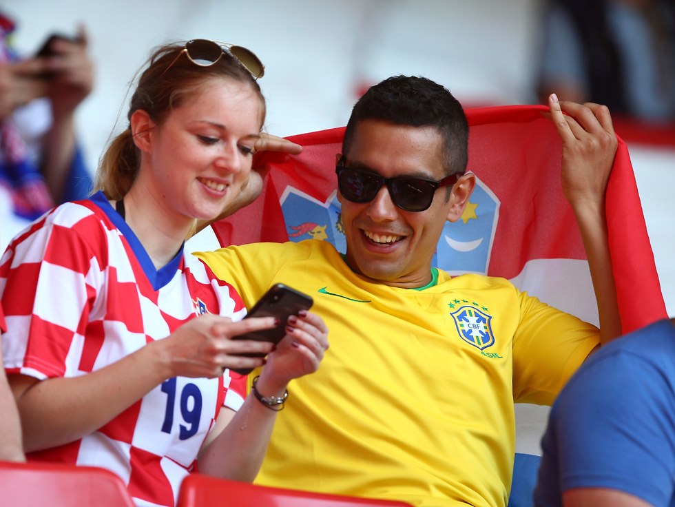 אוהד נבחרת ברזיל ואוהדת נבחרת קרואטיה (צילום: AP)