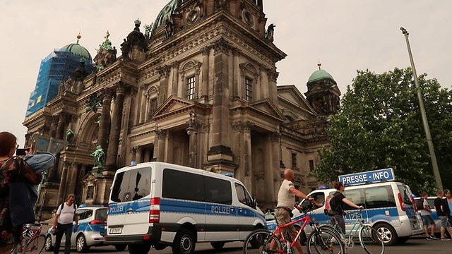 משטרה ליד קתדרלת ברלין  (צילום: רויטרס)