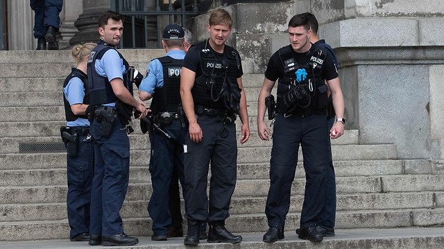 משטרה ליד קתדרלת ברלין  (צילום: רויטרס)