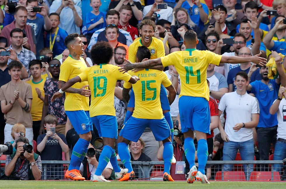 ניימאר חוגג עם חבריו לנבחרת ברזיל (צילום: רויטרס)