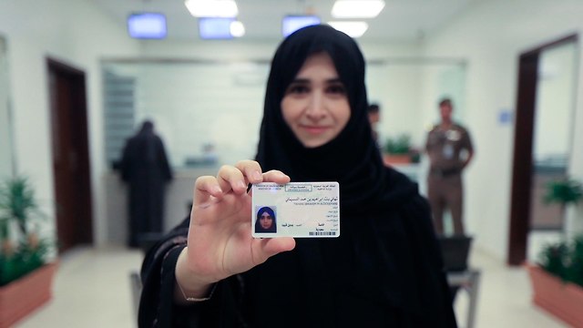 סעודיה הנפיקה רישיונות נהיגה ראשונים ל נשים (צילום: AP)