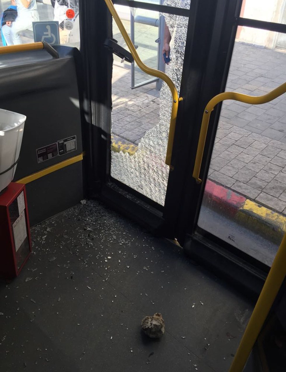 Стекло автобуса, разбитое камнем. Фото: пресс-служба полиции