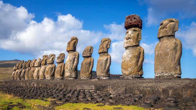 פסלים באיי הפסחא (צילום: shuttertock)