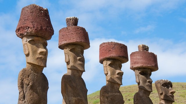 פסלים באיי הפסחא (צילום: shuttertock)