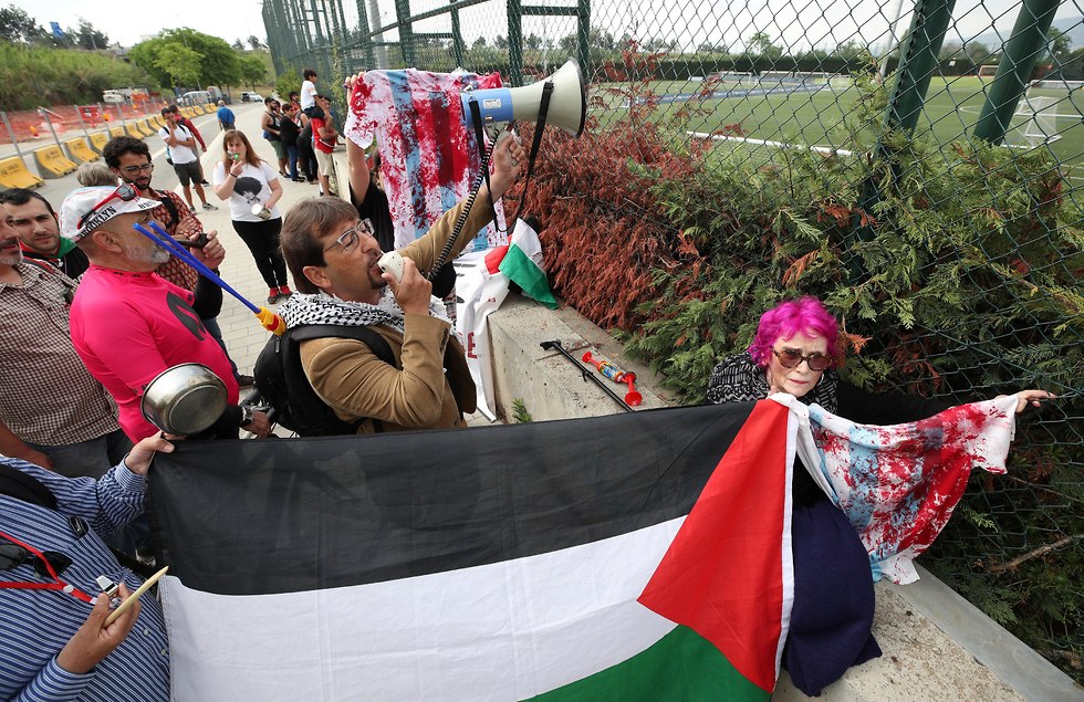 הפגנה פרו-פלסטינים מחוץ לאימון של נבחרת ארגנטינה בכדורגל בברצלונה (צילום: רויטרס)