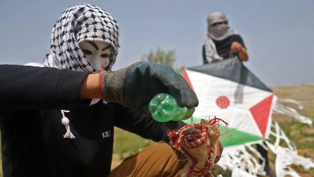 Боевик в Газе готовит огненного воздушного змея для поджога в Израиле