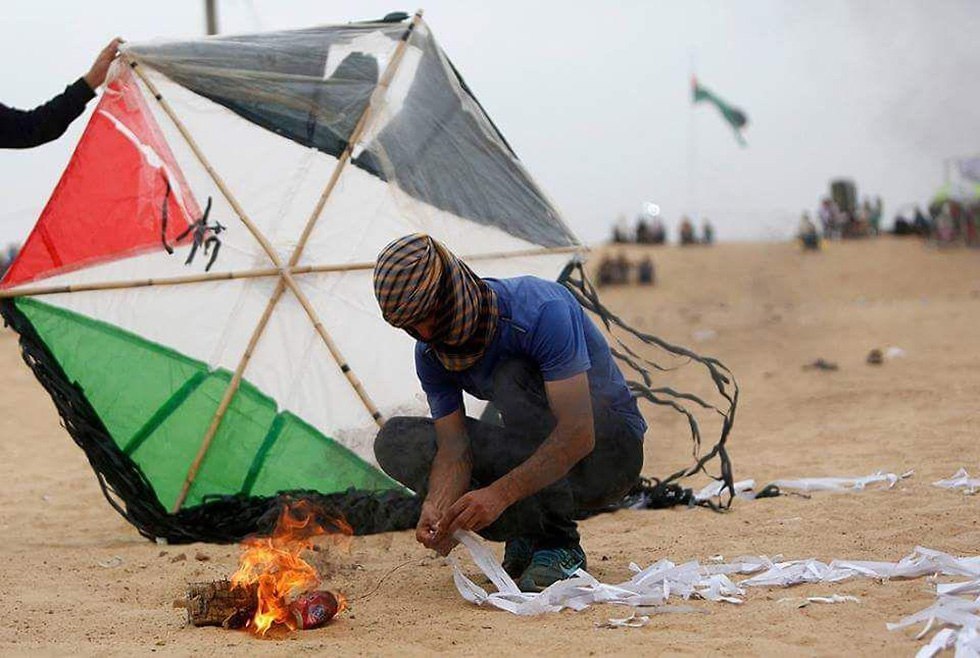 Palestinian preparing an incendiary kite (Photo: AFP)