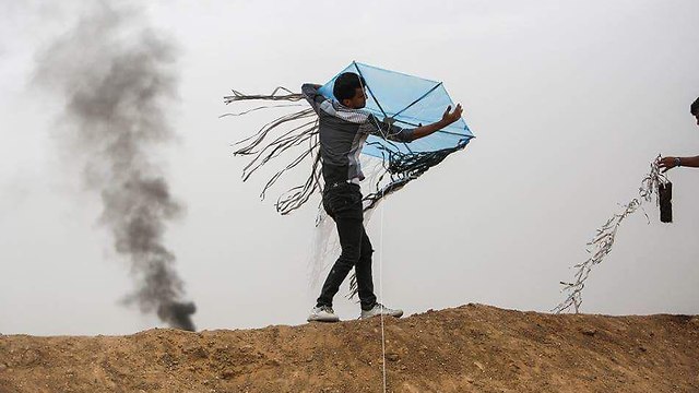 Palestinians launch incendiary kites into Israel  (Photo: AFP)