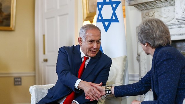 Netanyahu in London with British PM Theresa May (Photo: EPA)