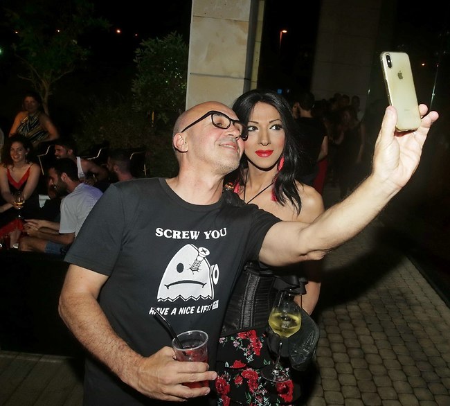 סלפי של דיוות. דנה אינטרנשיונל וגל אוחובסקי (צילום: שוקה כהן) סלפי של דיוות. דנה אינטרנשיונל וגל אוחובסקי (צילום: שוקה כהן)