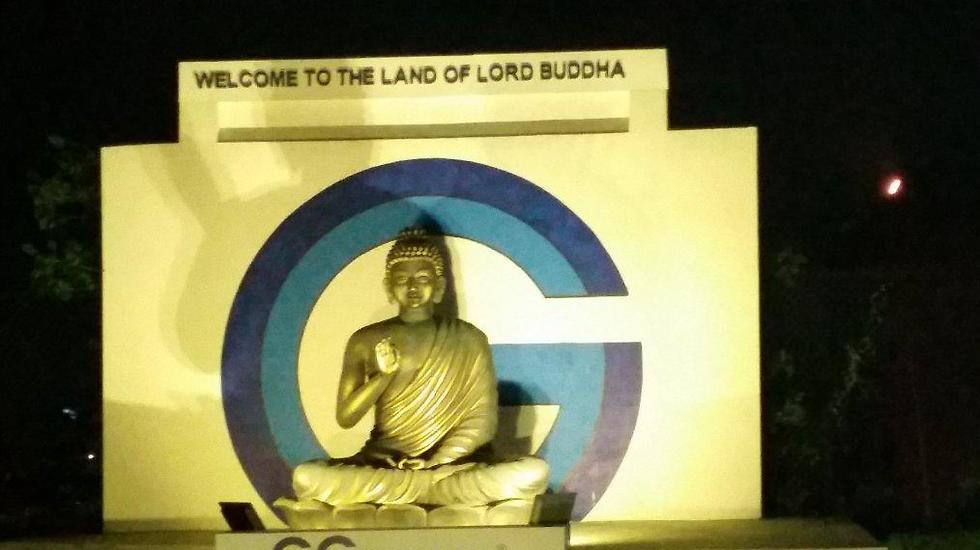 פסלו של בודהה בשדה התעופה ()