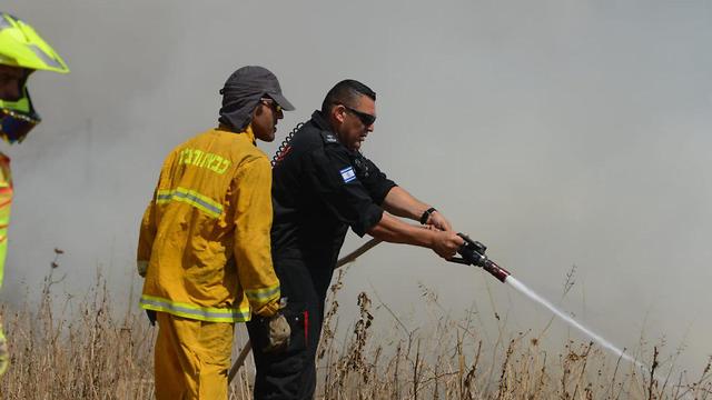 Battling a fire in Nahal Oz on Friday (Photo: Avi Rokach)