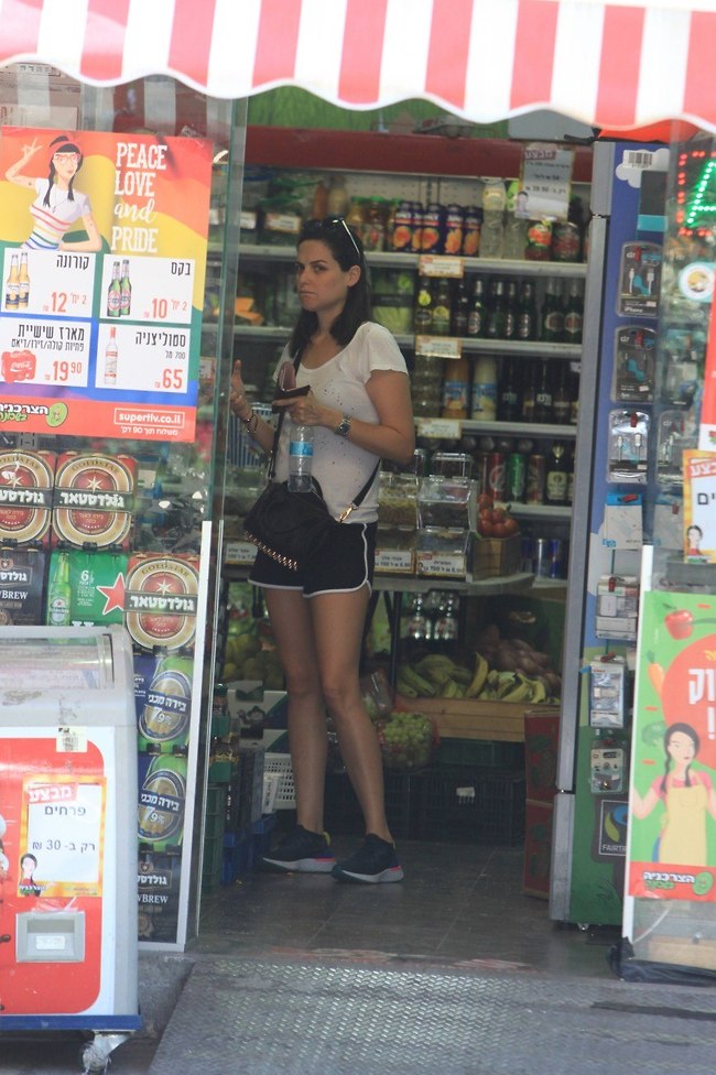 מה את רוכשת שם? (צילום: מוטי לבטון) מה את רוכשת שם? (צילום: מוטי לבטון)