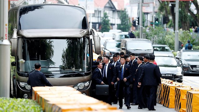 מטוס שאולי נושא את שליט צפון קוריאה קים ג'ונג און נוחת ב סינגפור לקראת פגישה עם דונלד טראמפ (צילום: רויטרס)