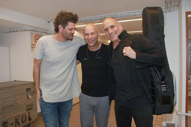 טריו. חתן השמחה עם דיויוד ברוזה ואמיר דדון (צילום: ענת מוסברג) טריו. חתן השמחה עם דיויוד ברוזה ואמיר דדון (צילום: ענת מוסברג)