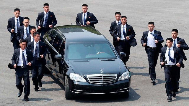 קים ג'ונג און שומרי ראש בפסגה ב דרום קוריאה (צילום: AP)