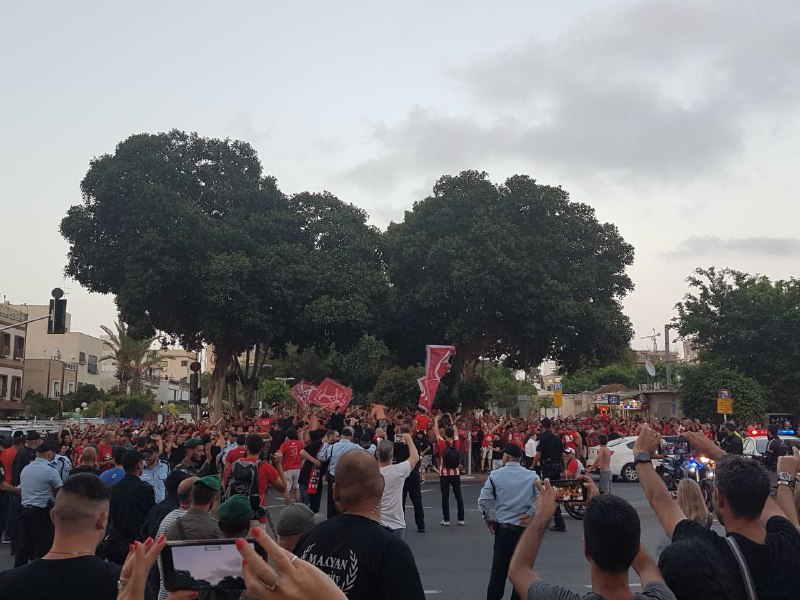 אוהדי הפועל תל אביב בצעדה המסורתית (צילום: פרטי)