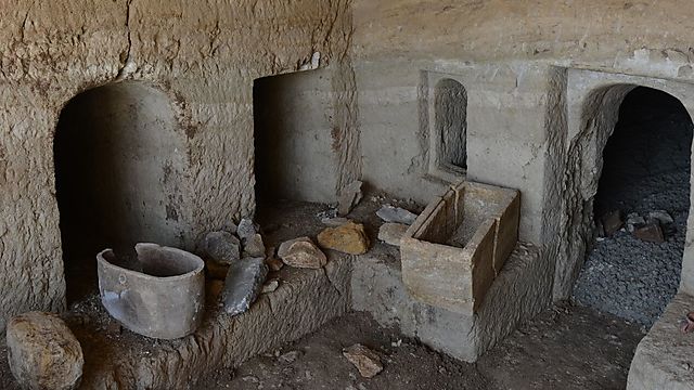 מערת הקבורה שהתגלתה בטבריה (צילום: מיקי פלג, רשות העתיקות)