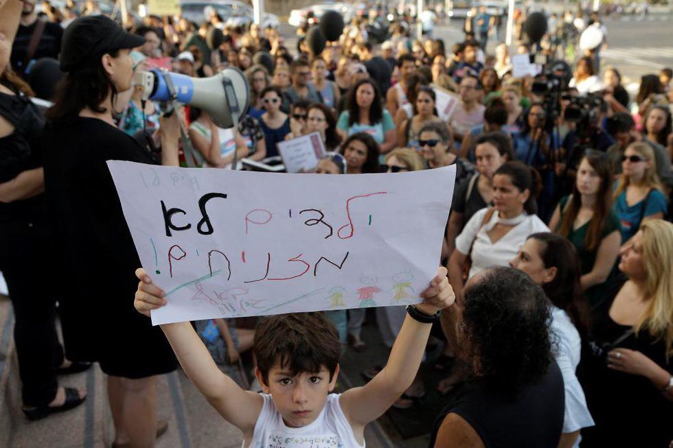 Демонстрация родителей в Тель-Авиве. Фото: Амит Шааль