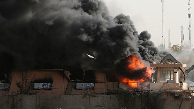 עיראק שריפה פתקים בחירות ספירה חוזרת בגדד (צילום: AP)