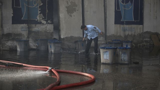 עיראק שריפה פתקים בחירות ספירה חוזרת בגדד (צילום: רויטרס)