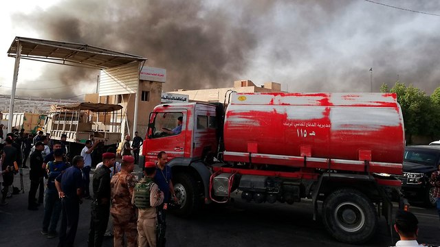 עיראק שריפה פתקים בחירות ספירה חוזרת בגדד (צילום: AP)
