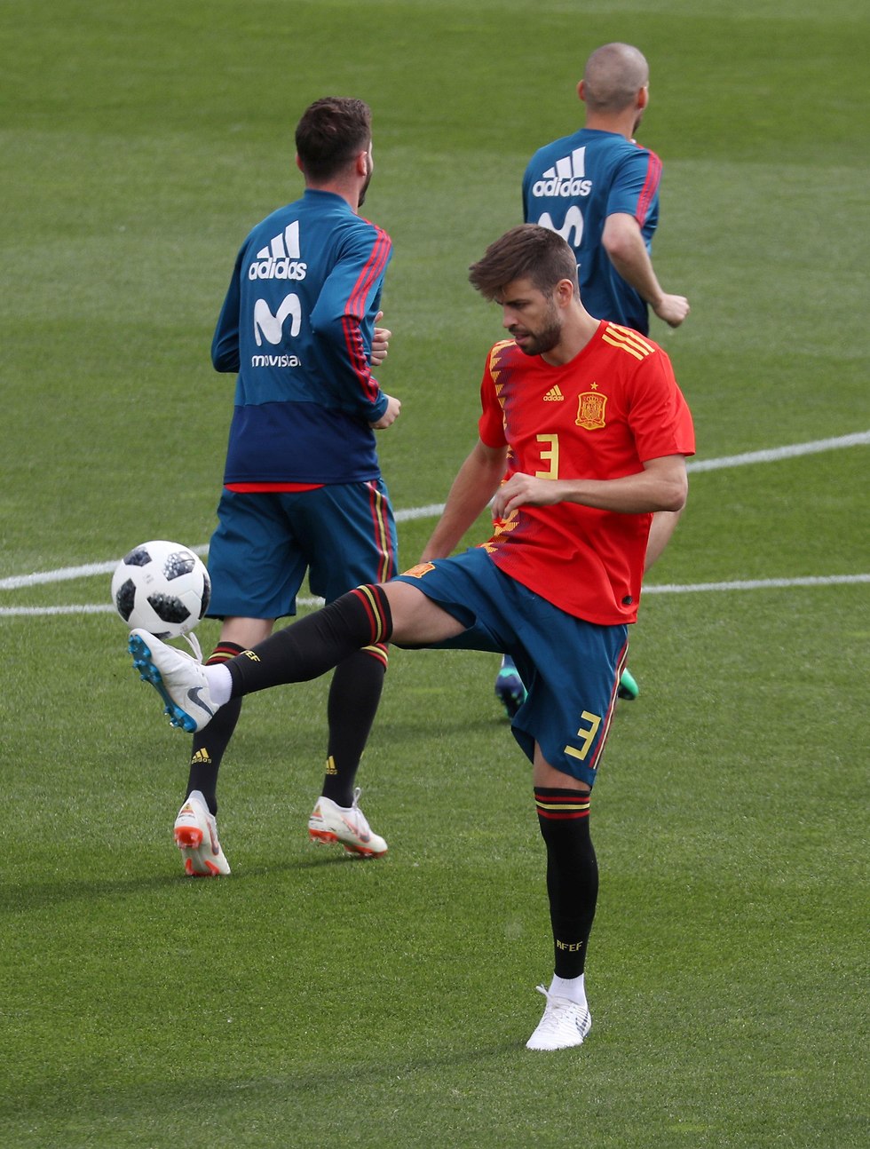 ג'רארד פיקה באימון נבחרת ספרד (צילום: רויטרס)