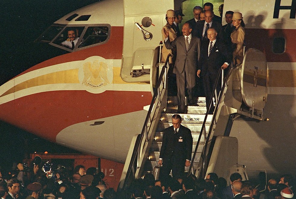 Sadat arriving in Israel (צילום: דוד רובינגר)