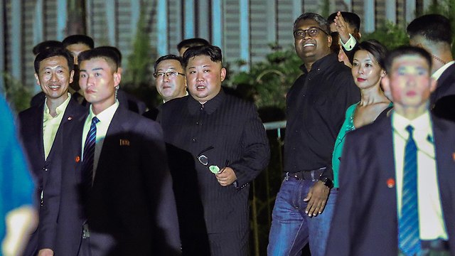 Kim out on a tour of Singapore sites (Photo: AP)