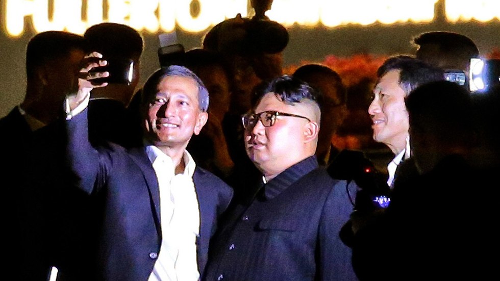 Selfie with Singapore's foreign minister (Photo: EPA)