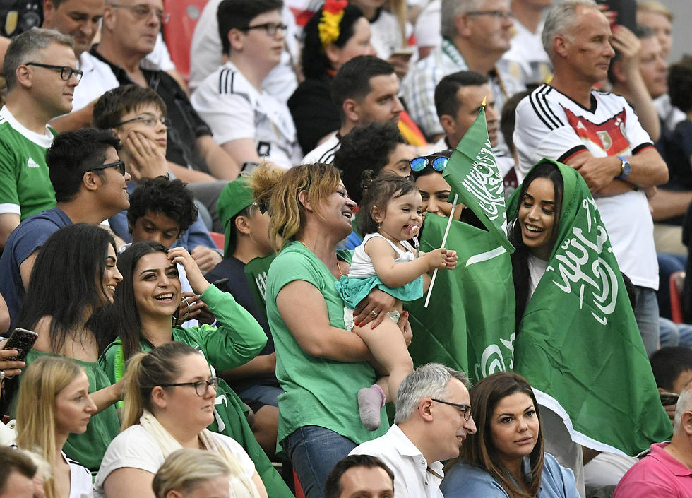 אוהדות נבחרת סעודיה. יעברו בשלום את משחק הפתיחה? (צילום: AP)